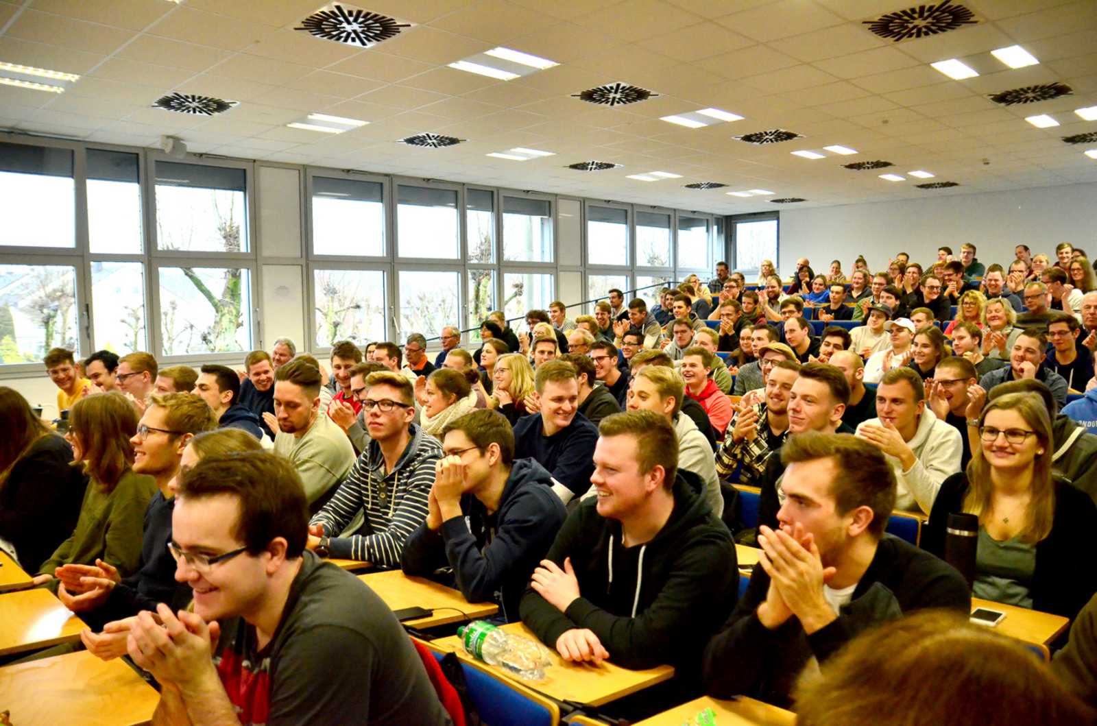 Super Stimmung: Das Publikum war begeistert von den vielen lichterlohen Experimenten. (Foto: FH Münster/Pressestelle)
