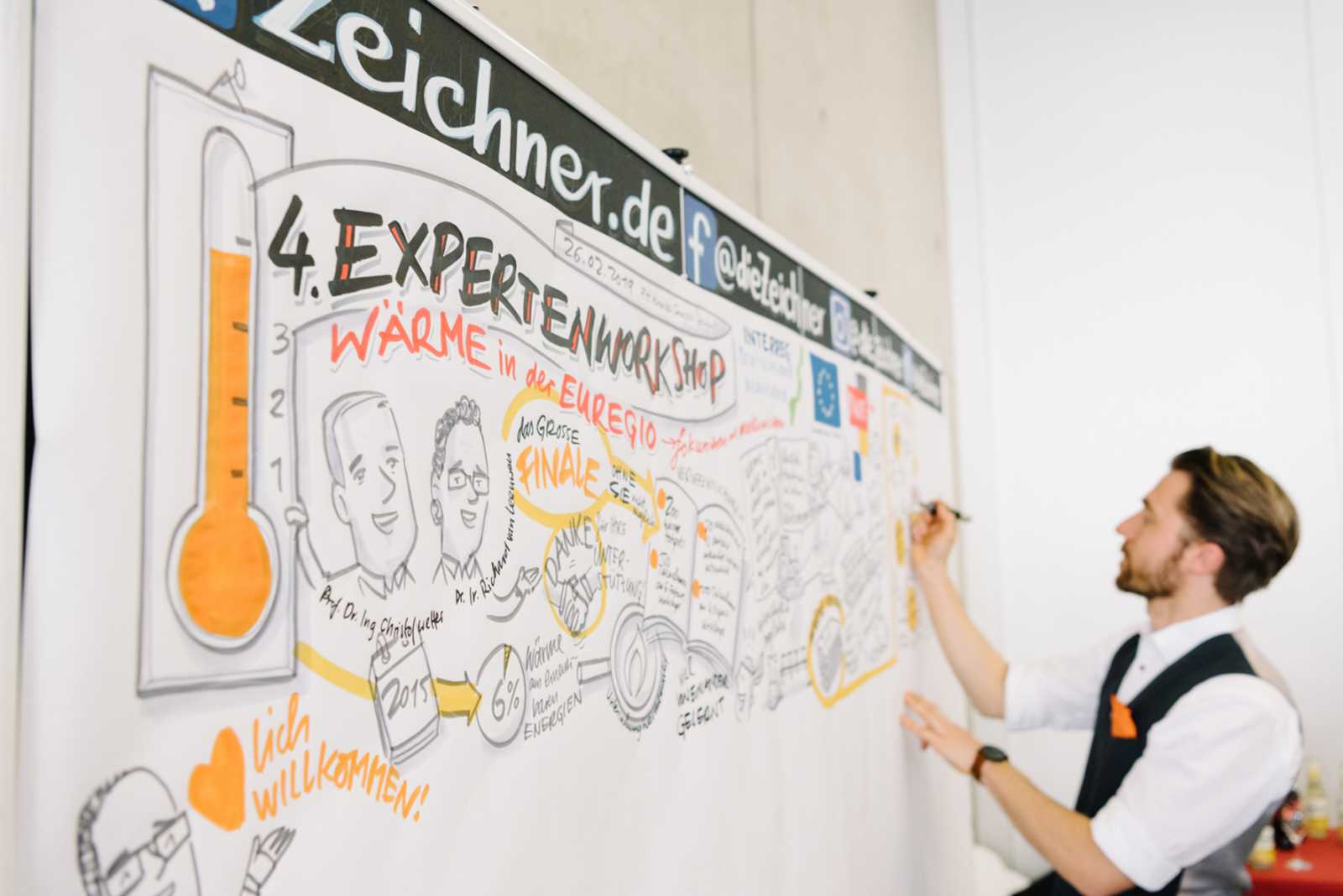 Der Graphic Recorder Andreas Gaertner begleitete die Veranstaltung und hielt die Vorträge spontan und zusammengefasst auf einer vier Meter großen Leinwand fest. (Foto: FH Münster/Maxi Krähling) 