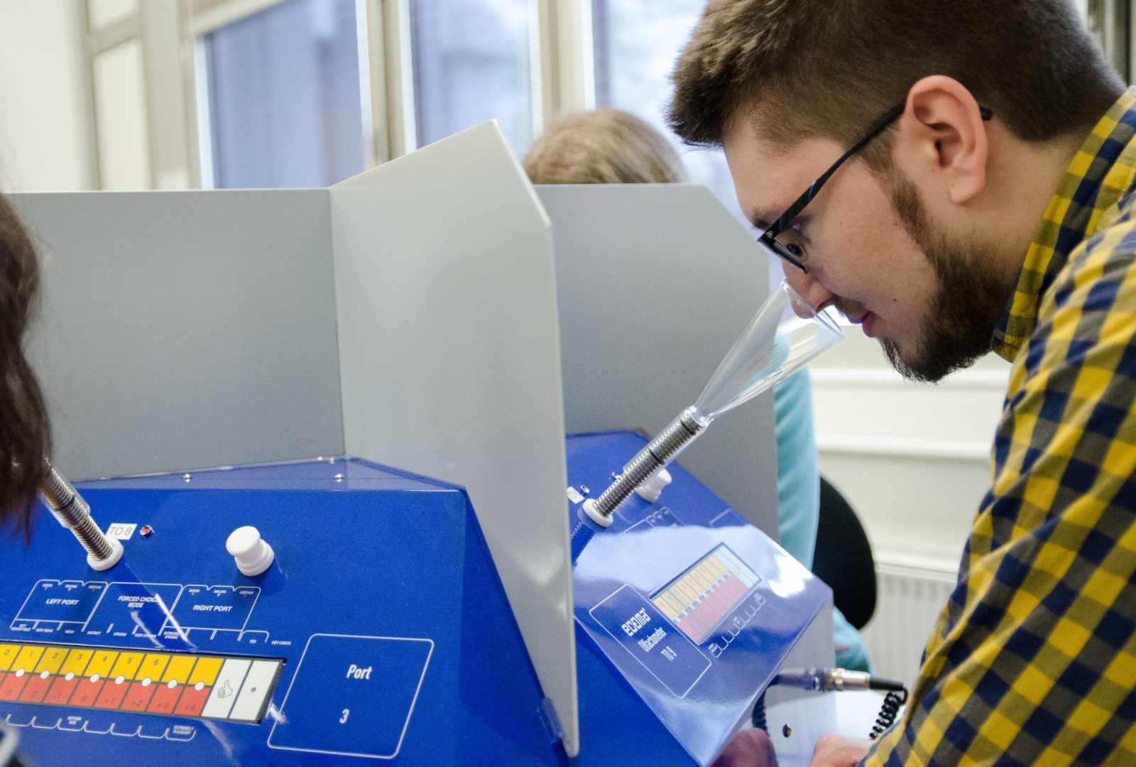 Um die Nase kommt man beim Gerüchemessen nicht herum: Die Schnupper-Studierenden testeten direkt selbst am Olfaktometer. (Foto: FH Münster/Pressestelle)