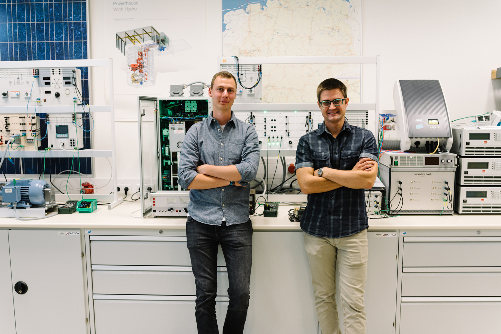 Eine echte Laborleistung: Jonas Gnegel (l.) und sein Betreuer Florian Segger freuen sich, dass der RONT zukünftig anderen Studierenden in der Lehre zur Verfügung steht. (Foto: FH Münster/Maxi Krähling)