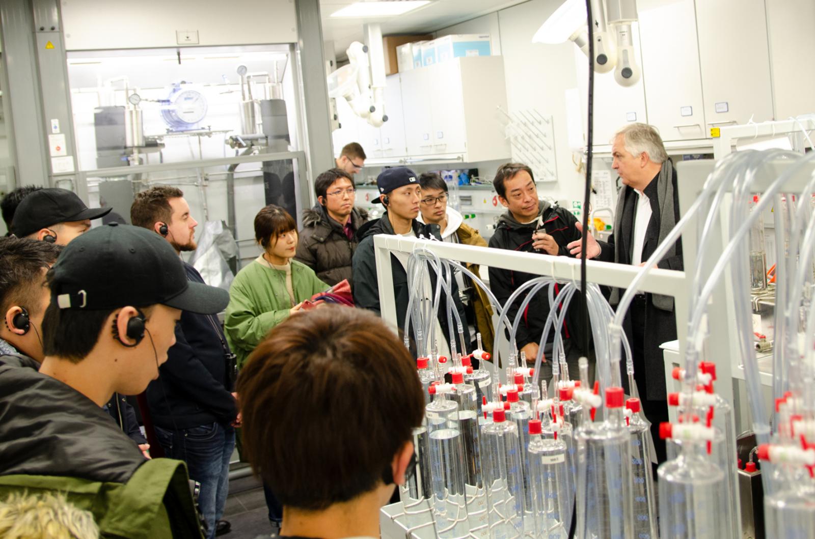 Besuch aus Japan: Eine Delegation an Studierenden hat Prof. Dr. Christof Wetter (r.) und den Fachbereich Energie – Gebäude – Umwelt besucht. (Foto: FH Münster/Theresa Gerks)