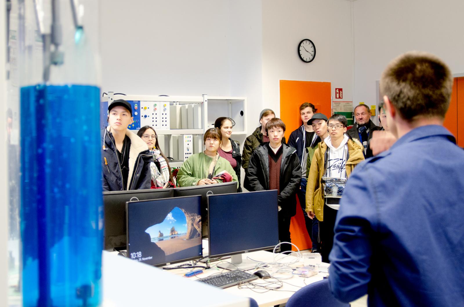 Was im Bereich Smart Home mittlerweile möglich ist, erfuhr die Delegation im Labor für MSR-Technik und Gebäudeautomation. (Foto: FH Münster/Theresa Gerks)