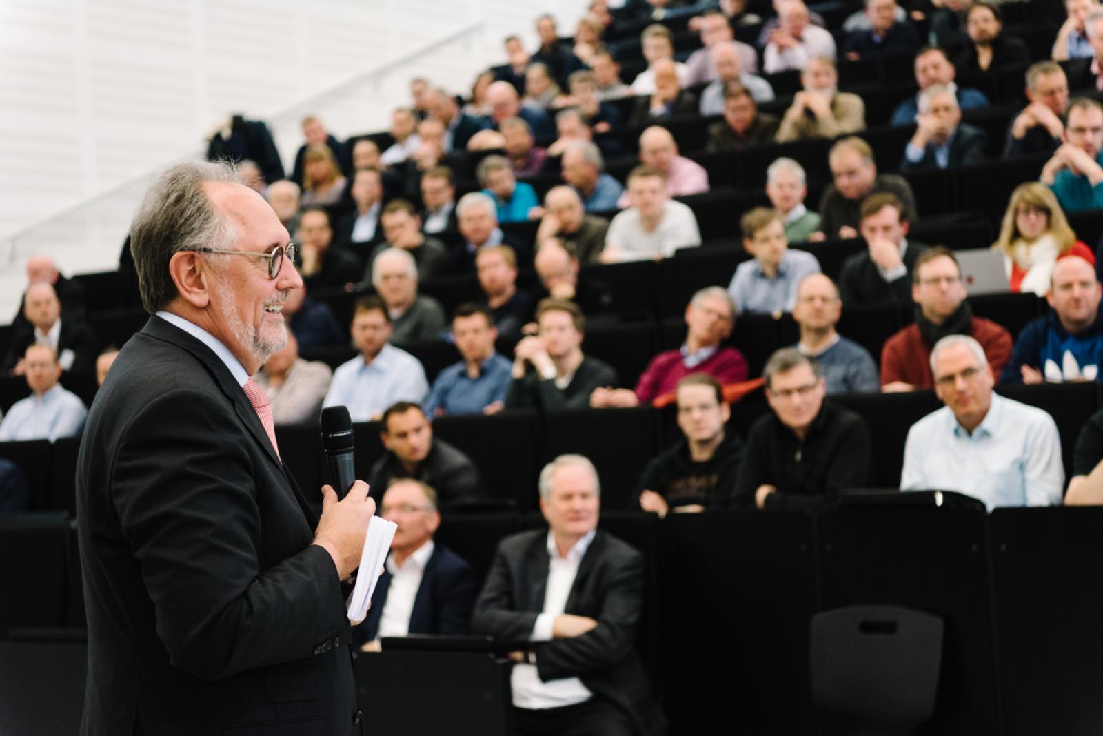 Moderator Prof. Dr. Franz-Peter Schmickler führt auch zum Jubiläum durchs Programm. (Foto: FH Münster/Maxi Krähling)