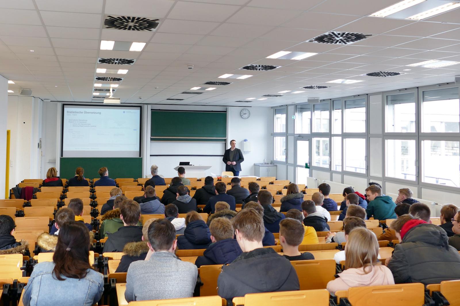 Vorlesungsatmosphäre im Hörsaal – Prof. Dr. Jürgen te Vrugt gab den Schülern einen Einblick in das Thema Künstliche Intelligenz. (Foto: FH Münster/Jana Schiller)