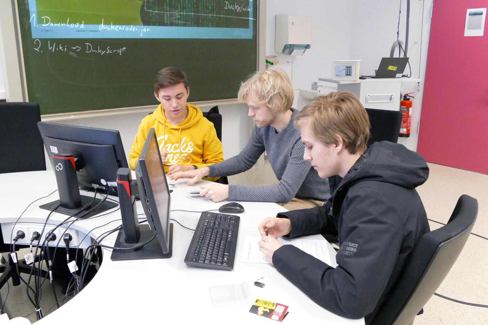Im Labor für IT-Sicherheit simulierte Christoph Saatjohann (Mitte) mit den Schülern einen Hackerangriff. (Foto: FH Münster/Jana Schiller)