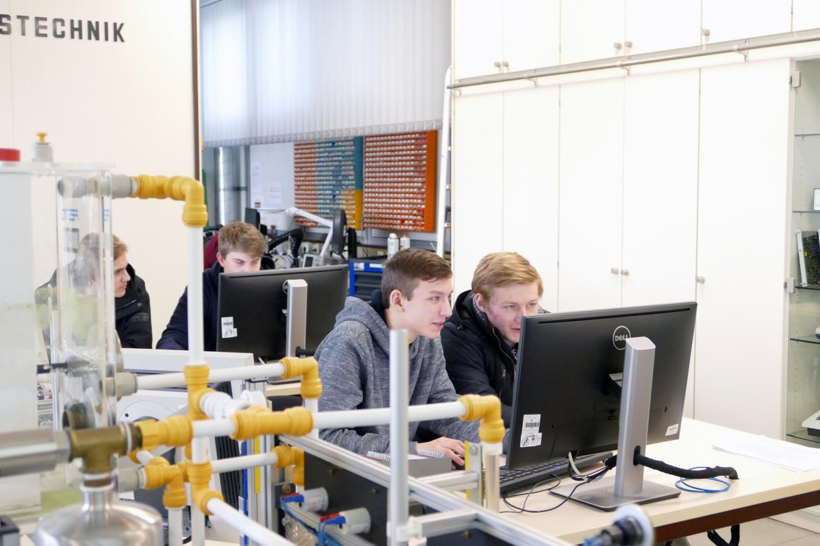 Im Labor für Steuerungstechnik lernten die Schüler, wie man Anlagen wie die Modellfabrik automatisiert. (Foto: FH Münster/Jana Schiller)