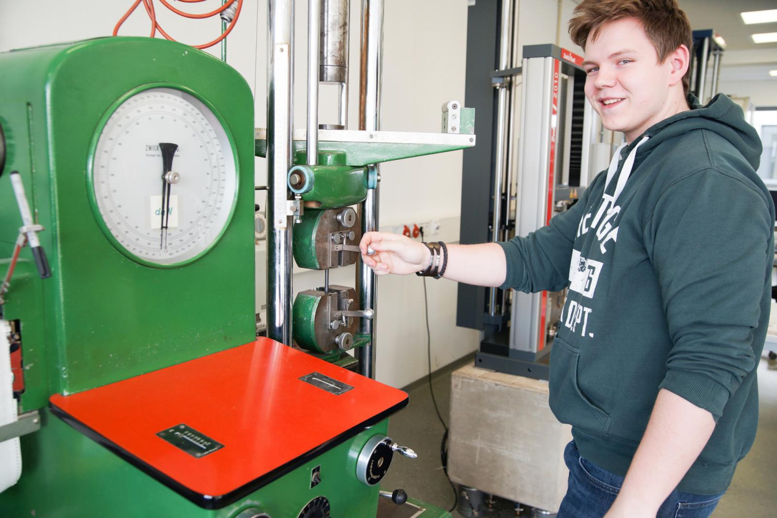 Hier am Fachbereich Maschinenbau haben die Schüler Metalle Härtetests unterzogen. (Foto: FH Münster/Lisa Feldkamp)