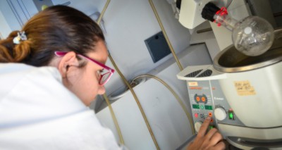 In the Laboratory for Organic Chemistry and Biochemistry, Özge has mainly learned how to prepare and set up experiments herself. (Photo: Theresa Gerks)
