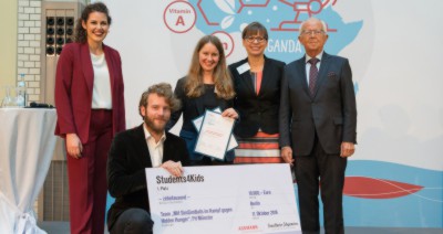With their SimSimBalls project, Jolien Maltzahn (centre) and Wieland Buschmann (second from left) won the Students4Kids competition run by the Assmann Foundation for Prevention and the Frankfurter Allgemeine Zeitung (FAZ) in October 2018. This success was