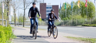 Although their field of research and work revolves around automotive coatings, Nicole and Hendre prefer to cycle in their free time. (Photo: Theresa Gerks)