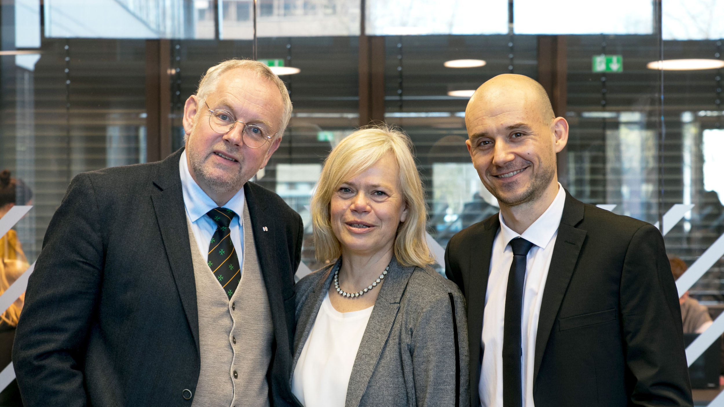 Prof. Dr. Joachim Gardemann (l.), Petra Seyfferth und Dr. Jan Makurat vom Kompetenzzentrum Humanitäre Hilfe der FH Münster suchen Studierende als Helfer. 